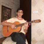 امیرحسین بیوک خانی یک گیتار