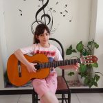 رومینا یوسفی یک گیتار