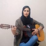 زهرا اسماعیلی یک گیتار