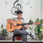 آرتا عابدین پور هنرجوی سایت یک گیتار