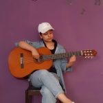مدیسا صفری هنرجوی سایت یک گیتار