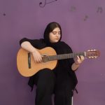 ریحانه علیزاده یک گیتار