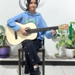 هانیه احمدی یک گیتار