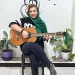 مریم میرمحمدی یک گیتار
